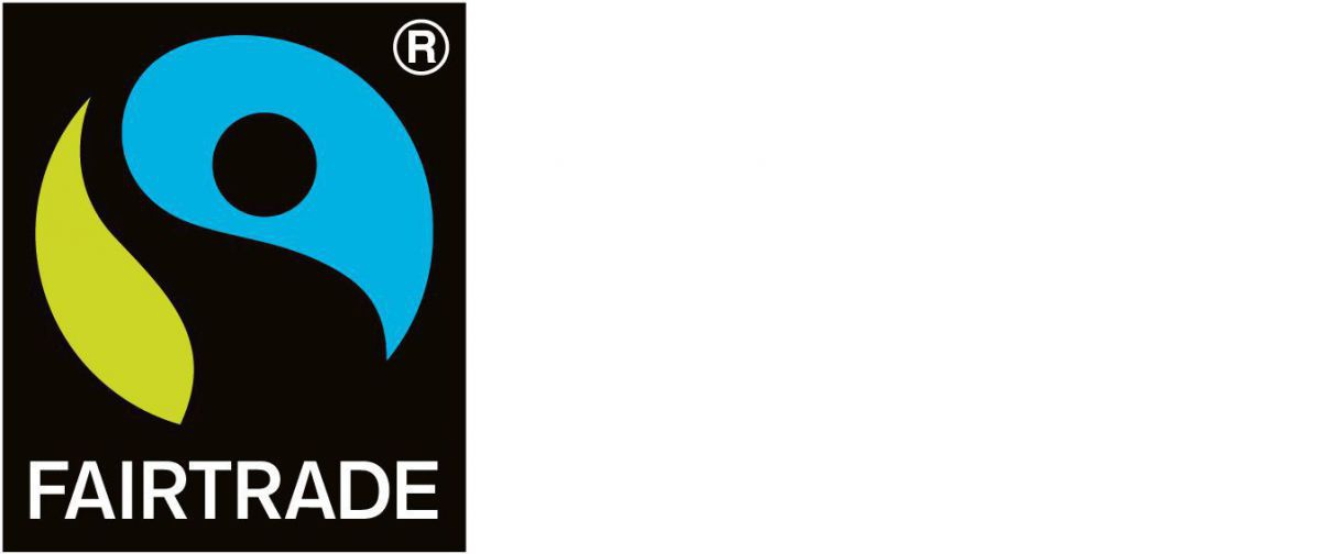 Das Fairtrade Logo ist schwarz mit geschwungenen blauen und grünen Kreisteilen die den Umriss einer Person hervorheben.