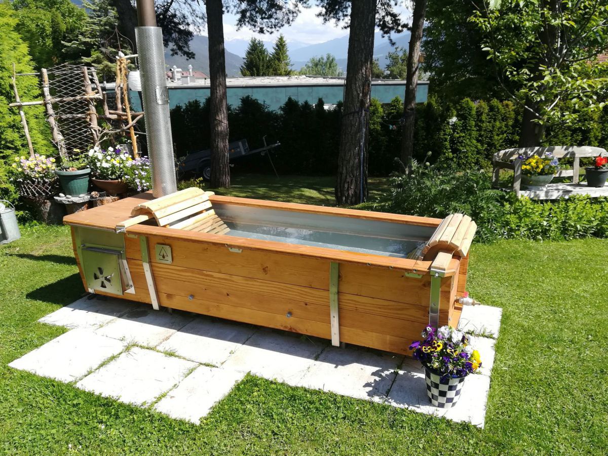 eine Outdoorbadewanne im Garten