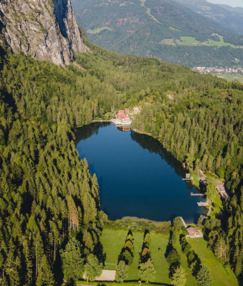 Der Tristacher See in Osttirol liegt eingebettet zwischen Wäldern in einem kleinen Tal am Fuße der Lienzer Dolomiten.