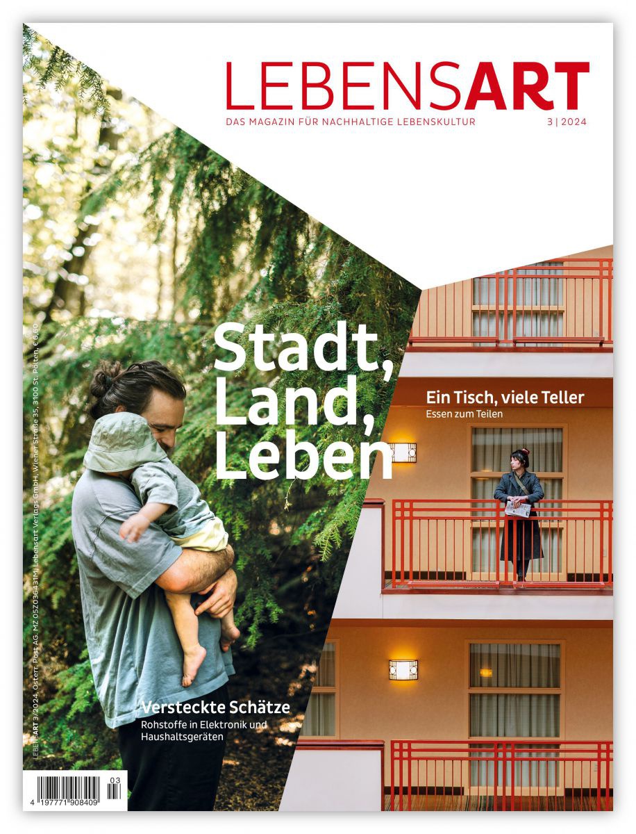 cAuf dem Cover der LEBENSART sind zwei Bilder zu sehen: Ein Mann, der im Grünen ein Baby trägt und eine Frau, die am Balkon eines Hochhauses steht. Darüber der Schriftzug 