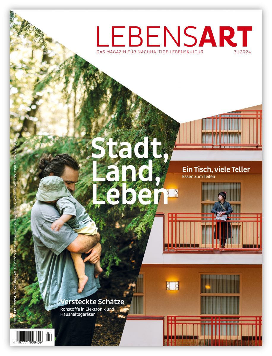 Auf dem Cover der LEBENSART sind zwei Bilder zu sehen: Ein Mann, der im Grünen ein Baby trägt und eine Frau, die am Balkon eines Hochhauses steht. Darüber der Schriftzug 