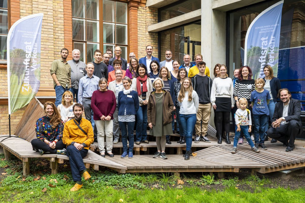 Gruppenfoto mit Teilnehmer*innen des 