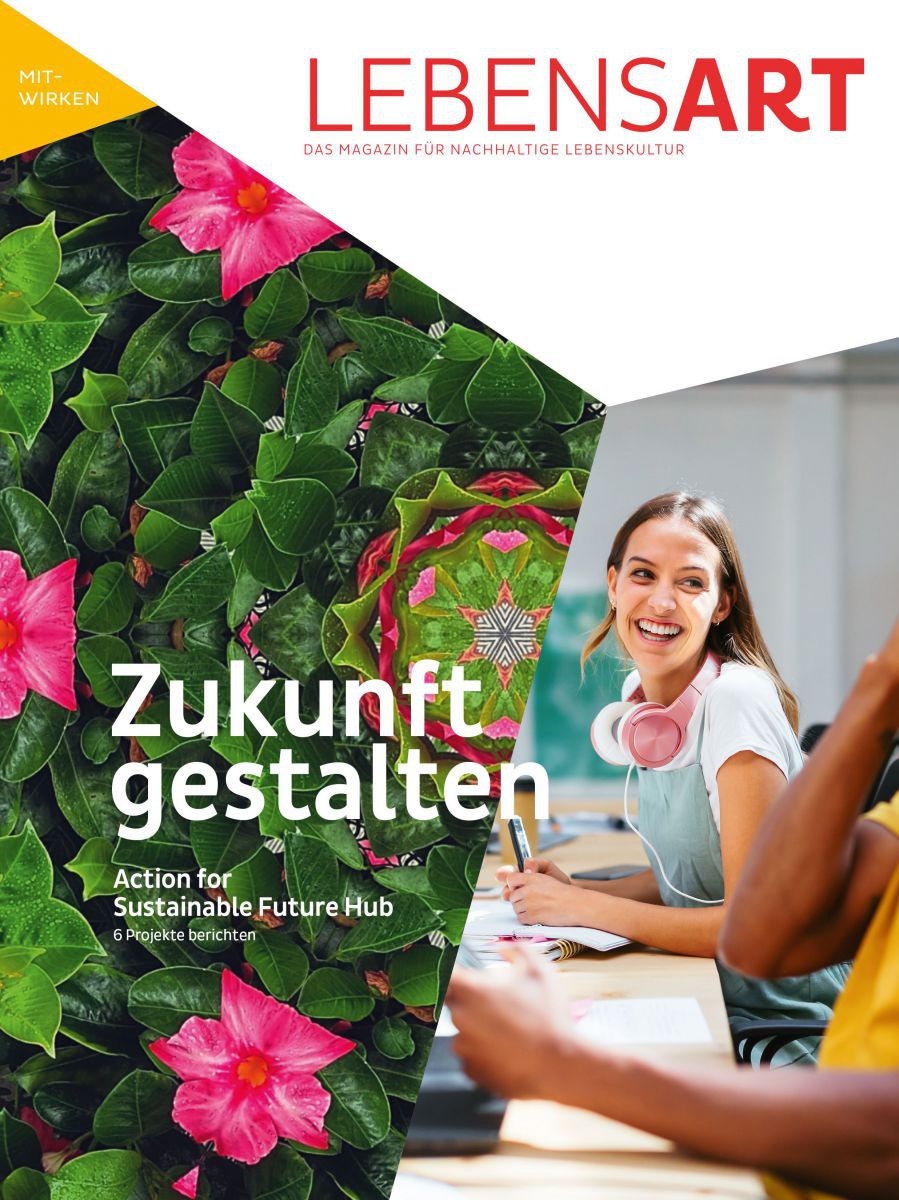 Das Cover der LEBENSART Spezial: Zukunft gestalten zeigt eine Collage aus zwei Fotos: links ein Ausschnitt aus einem Kaleidoskop aus grünen Blättern und rosafarbenen Blüten, rechts eine junge Frau, die offen und herzlich ihren Sitznachbarn anlacht.