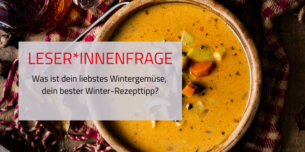 Eine kräftige cremige Suppe auf einem herbstlich gedecken Tisch. Darüber steht: 