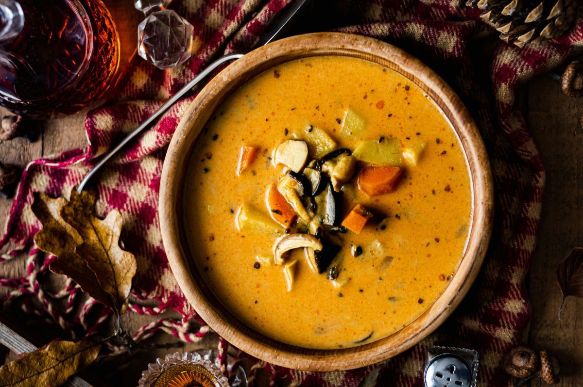 Eine kräftige cremige Suppe auf einem herbstlich gedecken Tisch. 