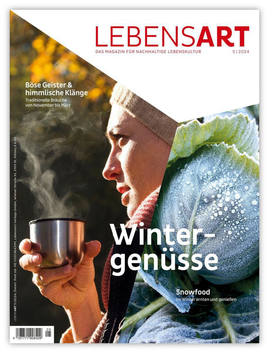 Auf dem Cover der Lebensart sind zwei Bilder zu sehen: Eine Frau die draußen aus einem Becher Tee trinkt und ein Kohlkopf mit Raureif. 