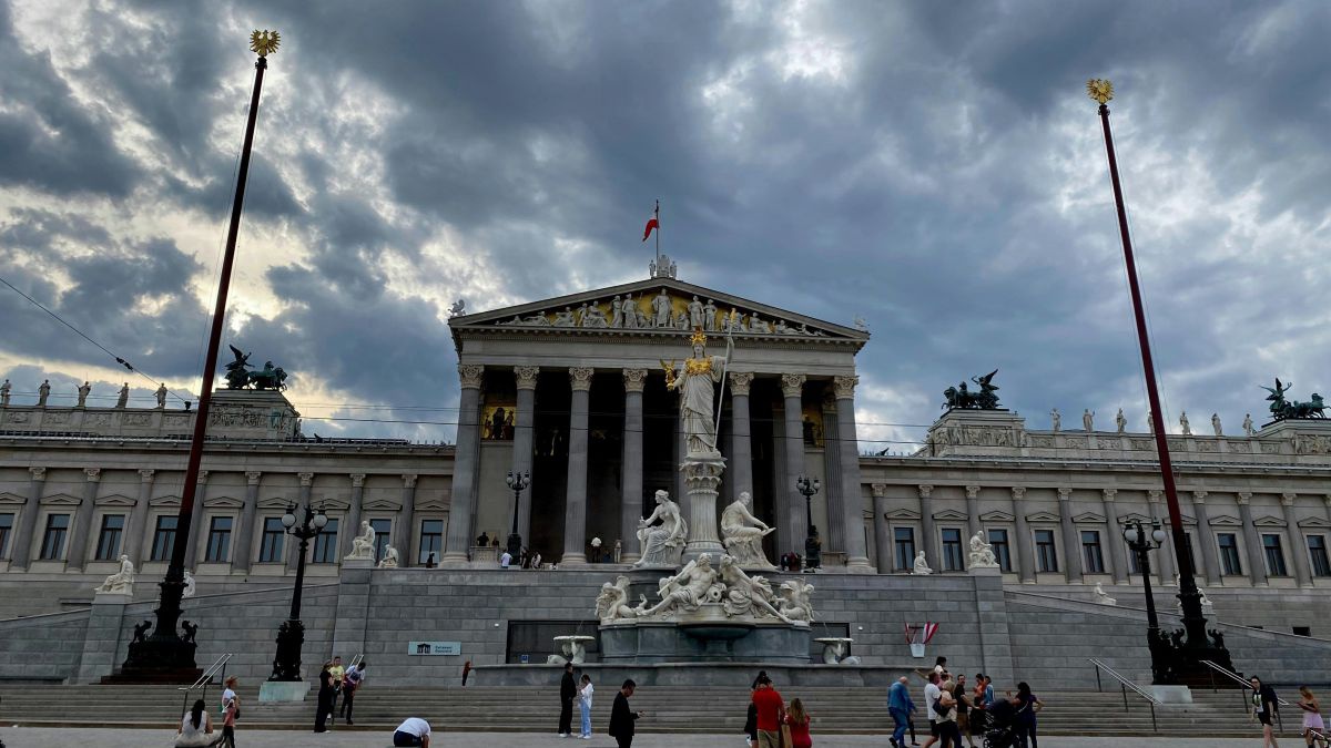 Das Parlamentsgebäude in Wien vom Ring aus fotografiert. 